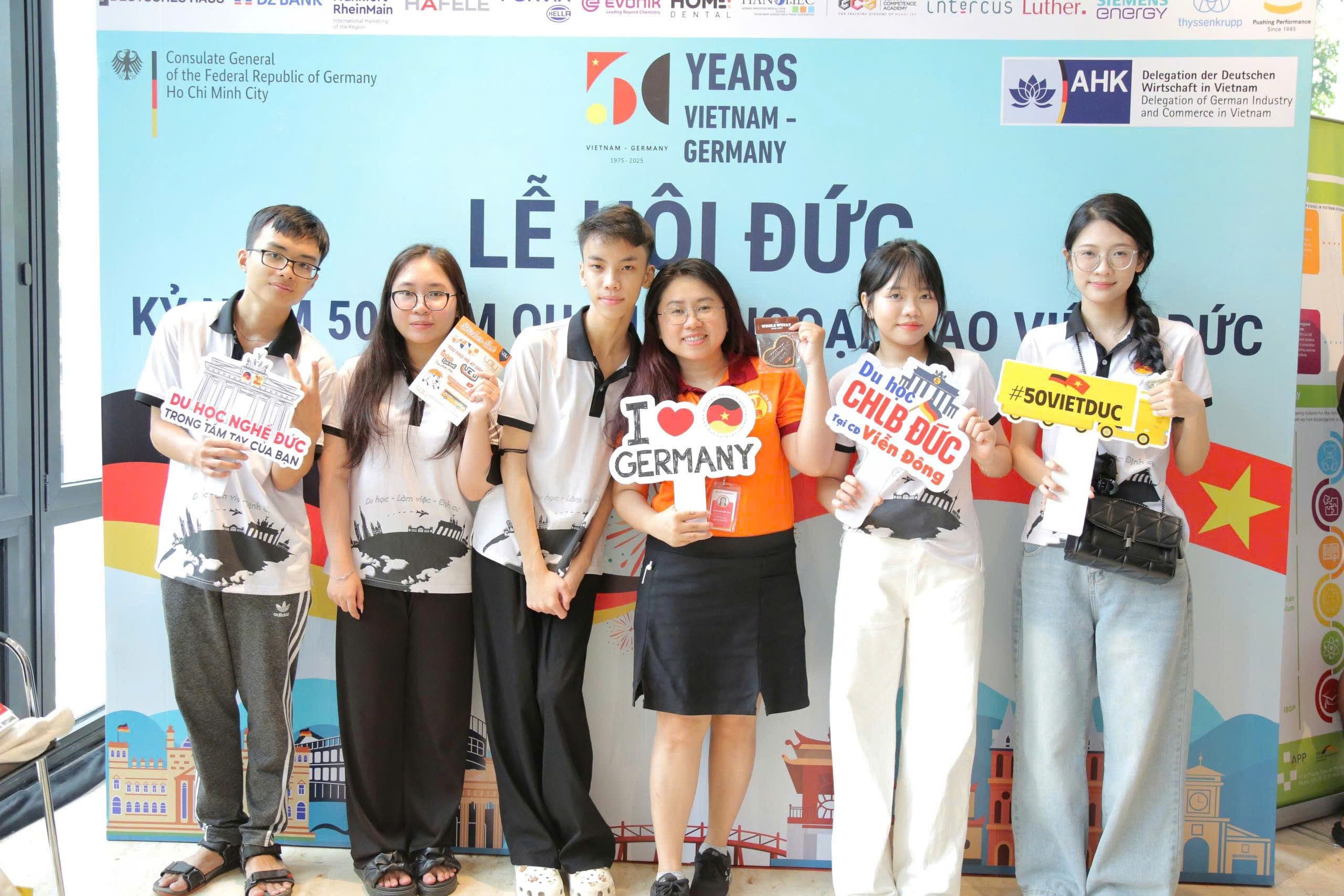 Học viên Trung tâm Ngoại ngữ Du học Việt Đức đã hào hứng tham dự Lễ hội Đức
